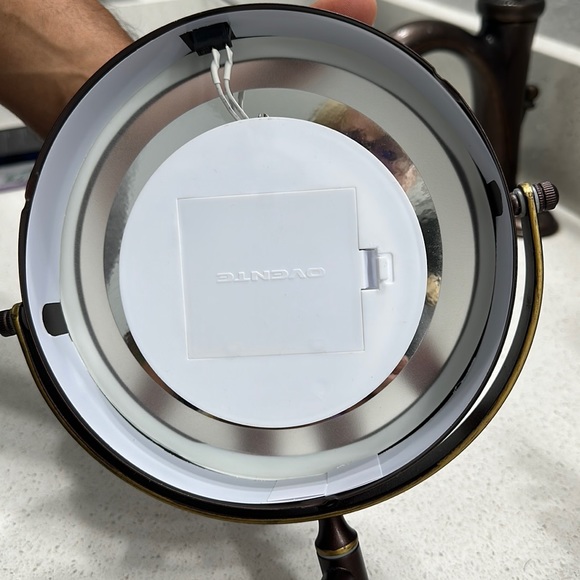 Round magnifying wall mirror - Picture 5 of 12